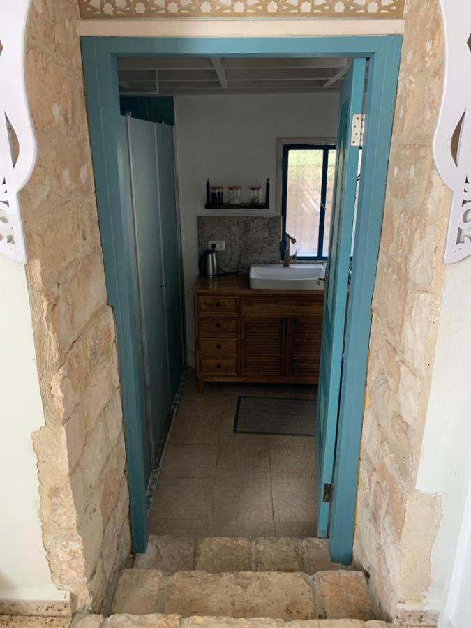 בית האבן העתיק מ-1885 עם מגונית פרטית בחצר Rosh Piná Exterior foto