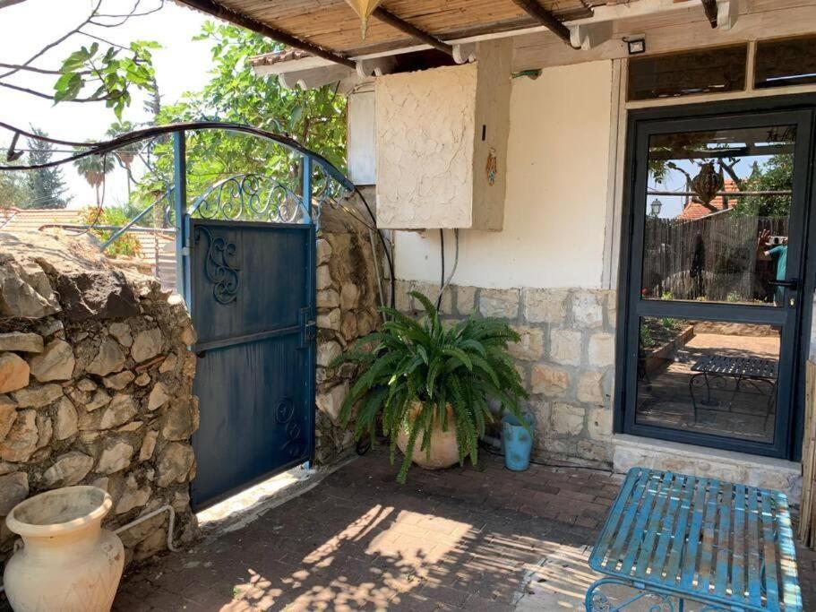 בית האבן העתיק מ-1885 עם מגונית פרטית בחצר Rosh Piná Exterior foto